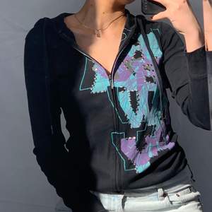 ‼️BUDGIVNING‼️ Eftersom många är intresserade får ni gärna buda i kommentarerna!! Avslutas IKVÄLL 00.00!! Jättesöt zip hoodie med jättefina färger som jag tyvärr aldrig använder så därför säljer jag den! 🧘🏼‍♀️🧘🏼‍♀️🧘🏼‍♀️