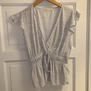 Prickig topp - Supersöt prickig blus med knytning där fram från Stradivarius, säljer pga för liten. Endast använd en gång så den är i toppen skick💕💕 kan mötas upp i Stockholm eller frakta men då står köparen för frakten🥰