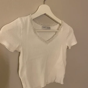 Vit topp - Säljer denna ribbade vita toppen från Pull & Bear som är supersöt. Den är använd två gånger, dvs i fint skick! Köparen står för frakten! 💕 