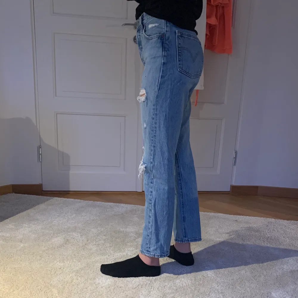 Säljer ett par supersnygga levis jeans med hål i w24💕 De är använda hyfsat mycket men är i fint skick. Nypris mellan 1100-1200kr. Personen på bilden är 164cm💫 . Jeans & Byxor.