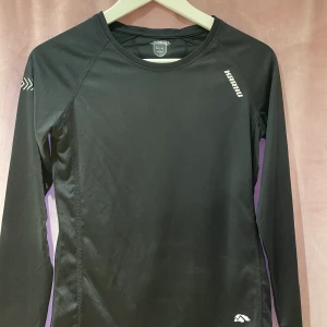 Karhu träningströja - Svart träningströja från Karhu. Väldigt fin och skön att träna i men säljer pga för liten för mig💓