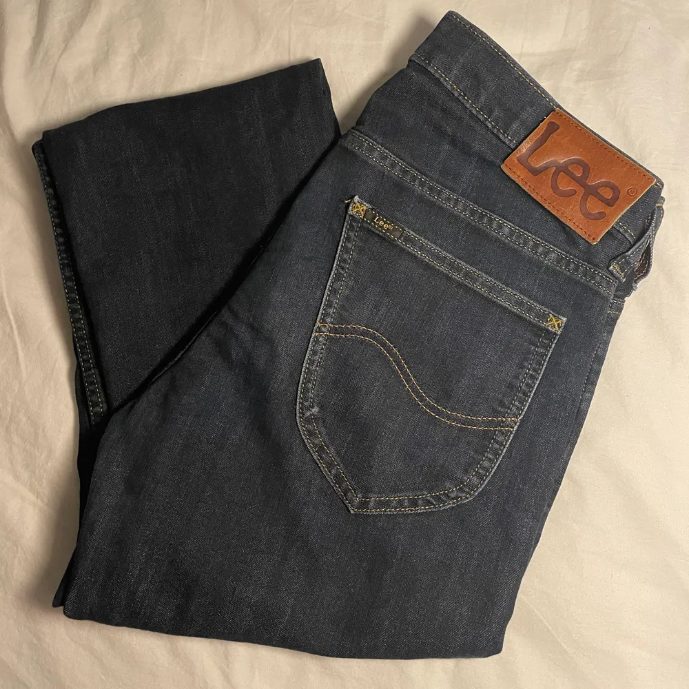 Mörk blåa herr Lee Darin Jeans W29 L32, knappgylf framtill, säljs eftersom de är för små, använda ett fåtal gånger :). Jeans & Byxor.