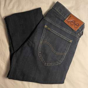Mörk blåa herr Lee Darin Jeans W29 L32, knappgylf framtill, säljs eftersom de är för små, använda ett fåtal gånger :)