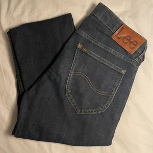 Lee Jeans - Mörk blåa herr Lee Darin Jeans W29 L32, knappgylf framtill, säljs eftersom de är för små, använda ett fåtal gånger :)