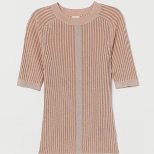 T shirt  - Randig , rosa & glittrig tröja som påminner om en liten glass🍦 den är i strlk XS men passar dig med S , då den är lite större i strlk.                                     En perfekt liten färgklick i vardagen! Den är i fint skick 💜🍬  hör av dig vid intresse! 