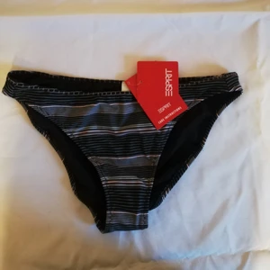 Esprit bikiniunderdel  - Helt ny bikiniunderdel från Esprit.  Svart med vita oxh rosa linjer. Aldrig använda, prislapp kvar. 