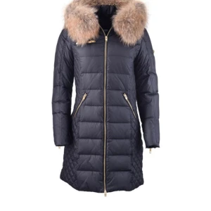 Rock and blue jacka  - Säljer min rock and blue jacka, den är använd en gång och köptes förra året, fick ont i hjärtat av att bära riktig päls vilket är Vrf jag slutat använda den. Den ser ut som bild 1 men pälsen är mörkare vilket är på bild 2, köpte jacka för 4.159 på two angels