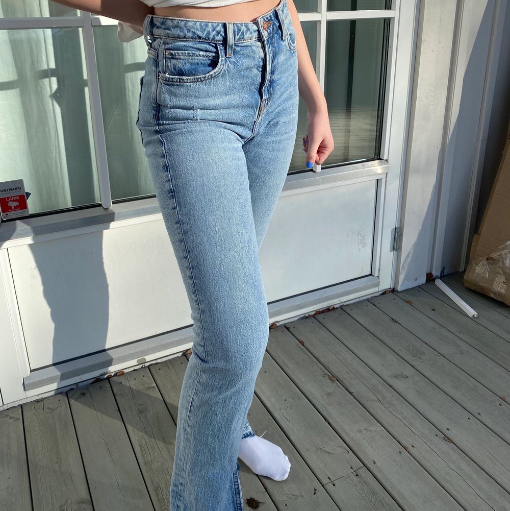 Zara jeans med slits strl 36 | Plick Second Hand