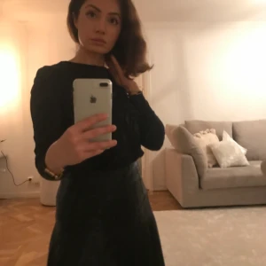 Guess skinnkjol  - Säljer denna snygga guess kjol knappt använt.