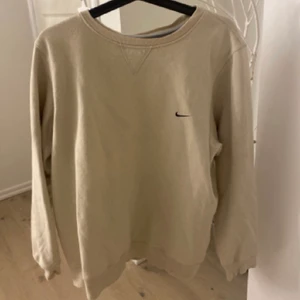 Nike sweatshirt - INTRESSEKOLL! Tänkte kolla om någon är intresserad av min vintage Nike sweatshirt! Färgen är väldigt ljusbeige, inte vit! Säljer inte under 400 då nypriset var mycket dyrare än så! Buda i kommentarerna från 400kr