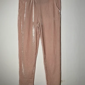 Rosa mjukisar i velvet material  - Mysiga och mjuka byxor men jätte härligt velvet material. Aldrig använda då de var för små. Storlek 158/164
