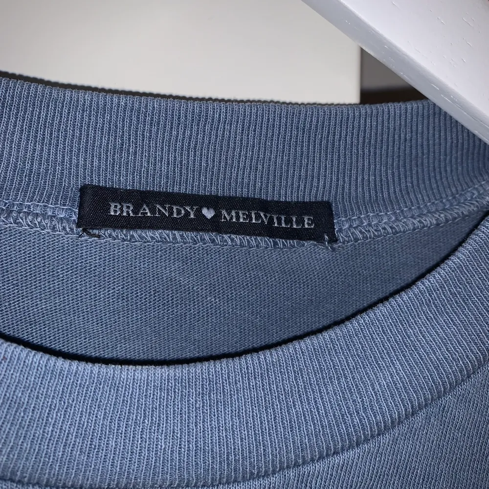 Säljer min snygga croppade t-shirt från Brandy Melville. Tröjan är slutsåld på deras hemsida och jag har själv använt den ett fåtal gånger då den inte är min stil riktigt. Storleken skulle jag säga är S men passar de med både M och XS. Hör av er vid intresse eller frågor💓. T-shirts.