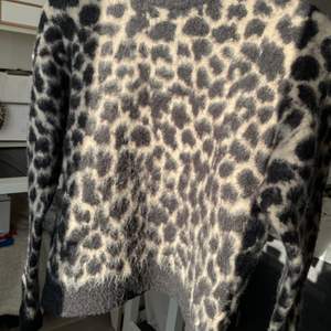 Superfin leopard mönstrad tröja från nakd. Köparen står för frakt