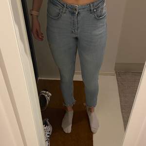 Ljusa jeans från Zara med slitningar vid anklarna. Väldigt stretchiga vilket gör att dem är bekväma att bära. Tyvärr så används dom inte av mig och hoppas dom kan användas av någon annan istället. Dem är i princip nyckick! 