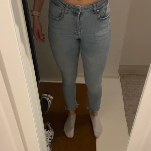 Jeans - Ljusa jeans från Zara med slitningar vid anklarna. Väldigt stretchiga vilket gör att dem är bekväma att bära. Tyvärr så används dom inte av mig och hoppas dom kan användas av någon annan istället. Dem är i princip nyckick! 