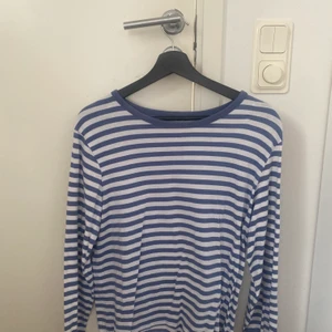 Tröja  - Säljer denna fina randiga långärmade tröja från monki