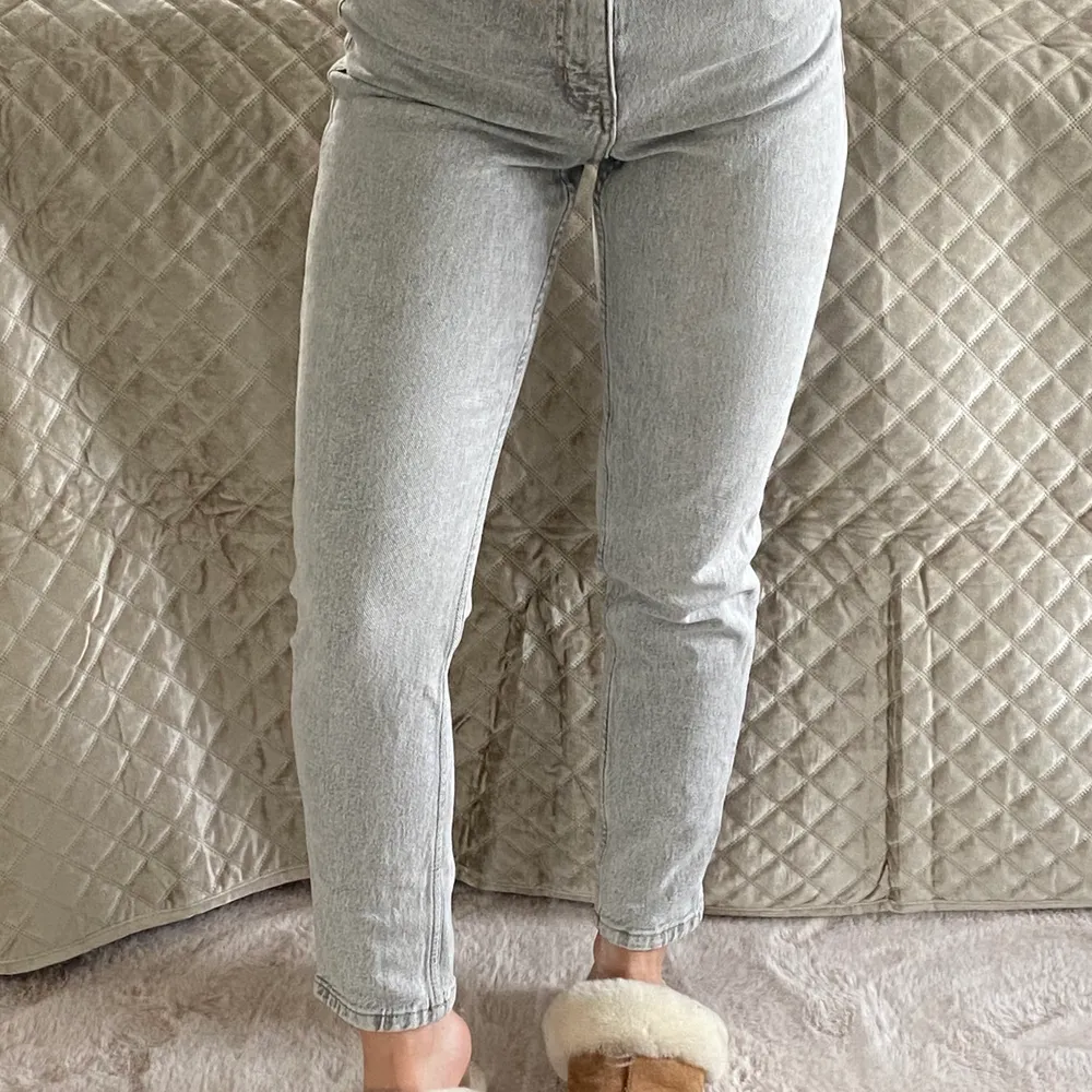 Raka men tighta jeans i mom-fit från Mango. Såå fin grå färg🖤 Jag är 162cm (köparen står för eventuell frakt). Jeans & Byxor.