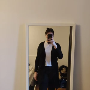 Lång kofta - Svart stickad kofta från lager 157 med fickor på sidorna. Går ned till knäna på mig som är 180. Knappt använd