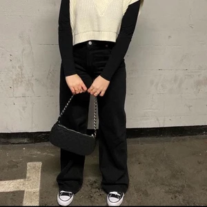 Baggie jeans  - Jätte snygga svarta baggie jeans från monki. Använda fåtal gånger och säljs pågrund av att dem inte kommer till användning mer. Storlek 38 men passar 36-38. ❤️‍🔥❤️‍🔥