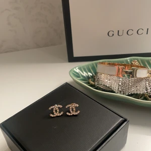 Chanel örhängen  - Intressekoll på mina absolut favorit örhängen från Chanel. Lägger ut ett intressekoll då jah är ute efter pengar men säljer endast för bra pris. Dessa passar verkligen till allr och gör en outfit 10/10. Säljs inget under 1500kr kanske lite under vid snabb affär. Skriv vid intresse 💕