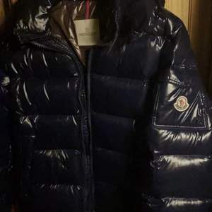 Moncler maya - Säljer en moncler maya jacka med färgen navy blue. Den är nästan ny. Då jag köpte den nyligen. Size 2. Skriv för mer info.
