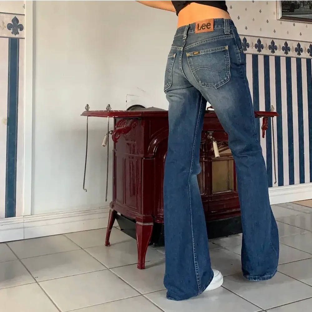 Midwaist Lee jeans som jag köpt här på Plick. Verkligen skitsnygga men passar mig tyvärr inte. Midjemått 73cm, innerbensmått 83cm. Första och tredje bilden är lånade!!. Jeans & Byxor.