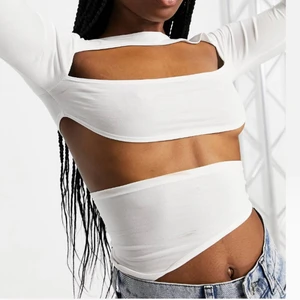 ASOS topp  - Helt oanvänd ASOS topp som passar storlek 38 med A/B cupa! Tyvärr har jag för stora bröst annars hade jag behållt toppen! Den är helt oanvänd! Köpt i storlek 42 men sitter definitivt som en 38!