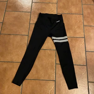 Stronger Tränings tights - Tränings tights från Stronger, de är som nya i skicket knappt använda och inga skador men säljes pga att jag ej får någon användning av dem längre då jag slutat träna