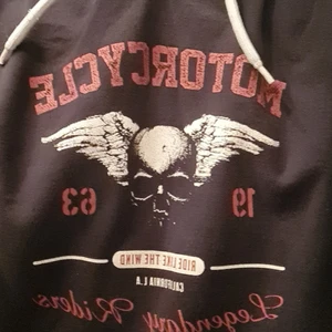 Snygg huvtröja  - Säljer min snygga huvtröja då jag inte får användning av den längre. Storlek xs till s skulle jag säga, den är använd ganska mycket så trycket på den har börjat flagna men inget som märks på längre håll annars hel och ren!