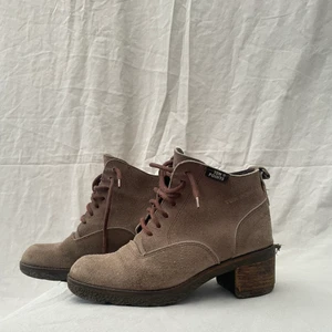 Vintage shoes 👞  - Vintage klackskor från 1980 talet, lite slitage men efter lite vård är skorna som nya. Strl. 37