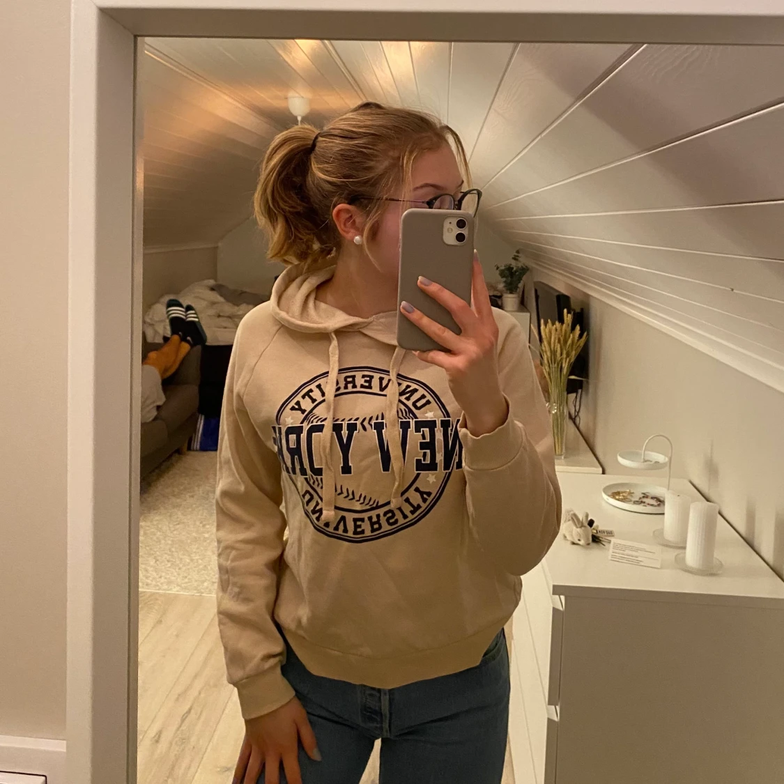 Beige hoodie med tryck