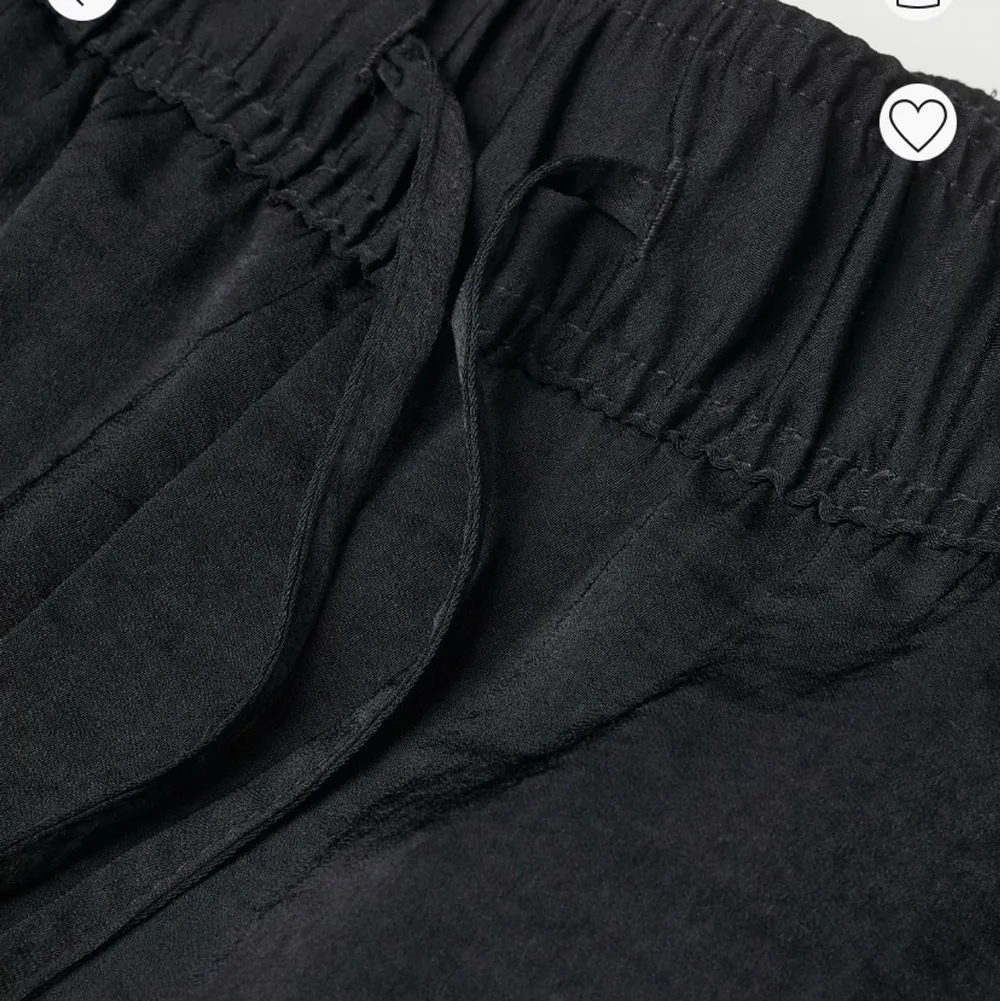 Säljer dessa slutsålda vida linne liknande byxorna från hm, aldrig använda då de var för stora för mig!💓. Jeans & Byxor.