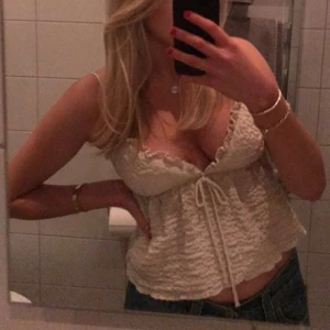 Zara topp - Säljer en snygg Zara topp! Den är använd endast vid 2 tillfällen, som ny🙌🏼 Storlken är lite liten, så skulle säga att den är en liten S:) Hör av dig om du har frågor eller vill ha bättre bilder<3