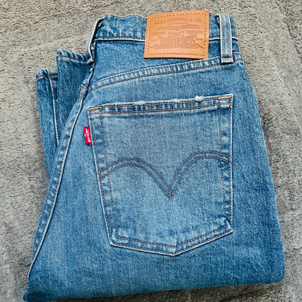 Säljes dessa helt nya högmidjande Levis ribcage straight jeans då de inte kommer till användning. Köpta för 1200 kr och säljer för 300 kr. Jeans & Byxor.