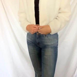 Vit cropped teddyjacka - En supersöt croppad teddyjacka från NAKD. Använt en gång hemma. Storlek 36, går till midjan ungefär. Blixtkedja och hög hals. Fungerar bra som kofta och jacka.