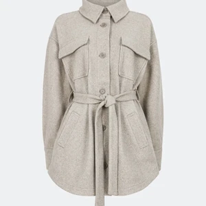 NY kappa/jacka från BikBok 🤍 - Säljer denna superfina nya kappa från bikbok i ull!! Den är helt slutsåld på hemsidan. Endast använd i någon timme när den var ny, därav att lapparna inte är kvar. Inte tunn i materialet, varm 🤍 nypris 699kr