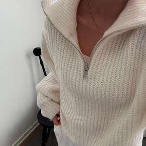 Stickad tröja - Vit stickad tröja,  pris kan diskuteras❤️‍🔥❤️‍🔥 Nypris: 400kr