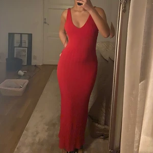 Zara klänning - Jätte fin och figursydd ribbad klänning från zara i storlek S, aldrig använd och prislapp finns kvar. Slits där bak på klänningen