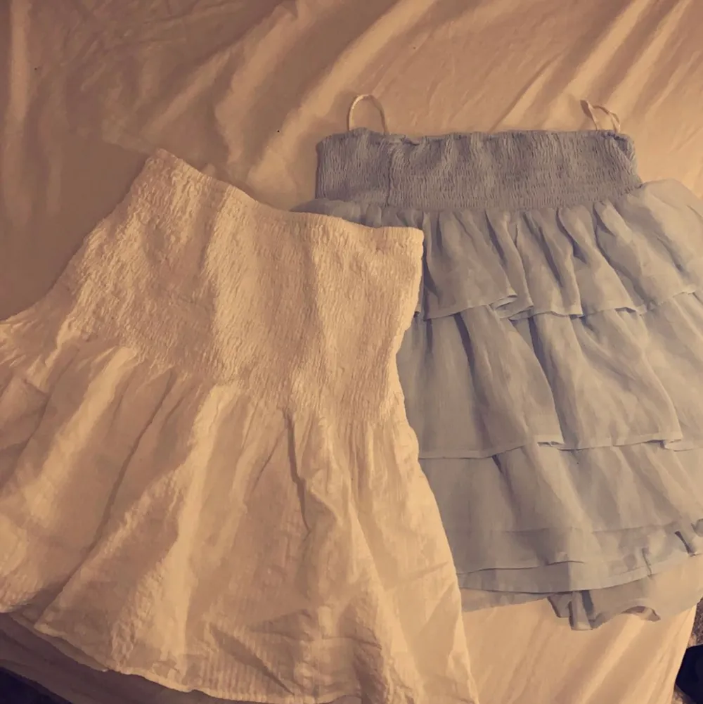 En vit och ljus blå kjol säljer en för 50 och båda för 75 skit fina att ha på sommaren eller över strumpbyxor 😍. Kjolar.