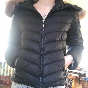 Vinterjacka - Snygg vinterjacka från Bark. Superbra kvalité och jättevarm!!! Snygg luvva🤩 pris kan diskuteras 