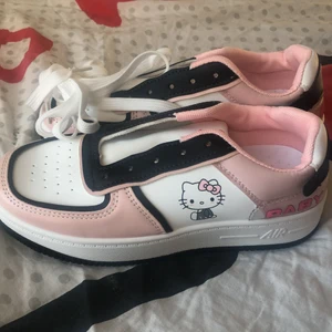 Hello kitty skor - Helt nya och aldrig använda hello kitty skor! Köpta i storlek 38 men var för små så jag tror de skulle passa mer som en 36/37.