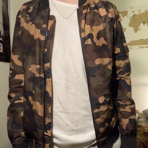 Camouflage bomberjacka - Knappt använd köpt på The Salty Dog. Storlek L