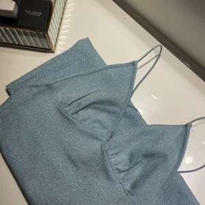 Glittrig klänning  - Ljusblå glitter klänning strl xs 💙 (använd 2 gånger) köparen står för frakt ❤️‍🔥