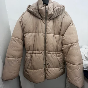 Gossig beige jacka - Jättefin puffig beige jacka från Vero moda🥰 fint skick, storlek M. Finns i Jönköping annars står köparen för frakt 
