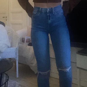 Blåa jeans med slitningar  - Blå jeans med slitningar på knäna✨Sitter jättebra och är i nyskick!💗