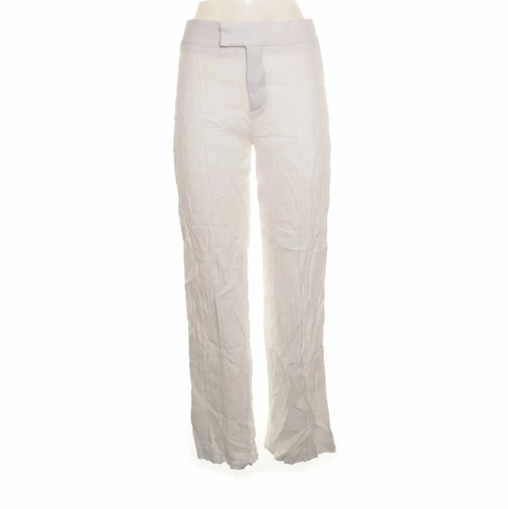 Säljer dessa vita zara byxor i st S pga att de inte kommer till användning!🧡 köparen stör för frakten!. Jeans & Byxor.
