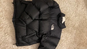 North Face jacka - The north face Nuptse 700 Storlek L inte använt mer än kanske 10gånger då jag inte är bekväm i den när de inte är luva. Kan skickas eller mötas upp i Jönköping. Kan skicka hur den sitter i pm om du är intresserad. Billig vid snabbare affär
