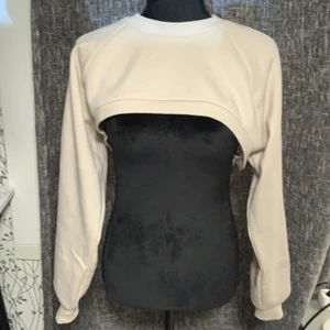 Croppad hoodie / Ärmar - Säljer denna från H&M med prislapp kvar. Osäker om jag vill sälja så kom med bud. I st s 