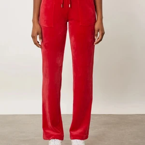 Juicy couture byxor röd - Intressekoll på mina röda juicy couture byxor!! Dessa byxor är i storlek L och jag gör en intressekoll ifall någon är intresserad av att köpa dem. Jag har använt dom ca 2-3 gånger men har insett att de är förstora och förlång vilket gör att jag gillar ej hur de sitter på mig. Köpta i slutet av december från best of brands för 999kr . Innan jag skickar byxorna tvättas de såklart. Byxorna är i nyskick. För mer bilder/ information hör av er!