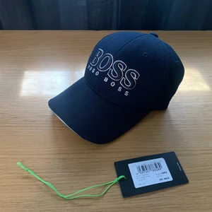 HUGO BOSS KEPS - Hugoboss keps. Använd fåtal gånger. Nypris 449kr